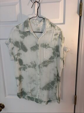 beachlunchlounge Green and White Tie-Dye Button-Up Blouse